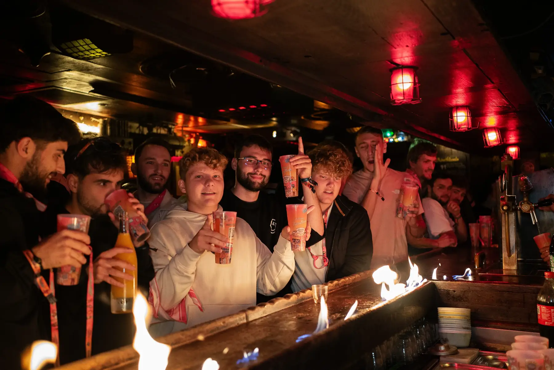 Soirée dans un bar, flammes et ambiance festive