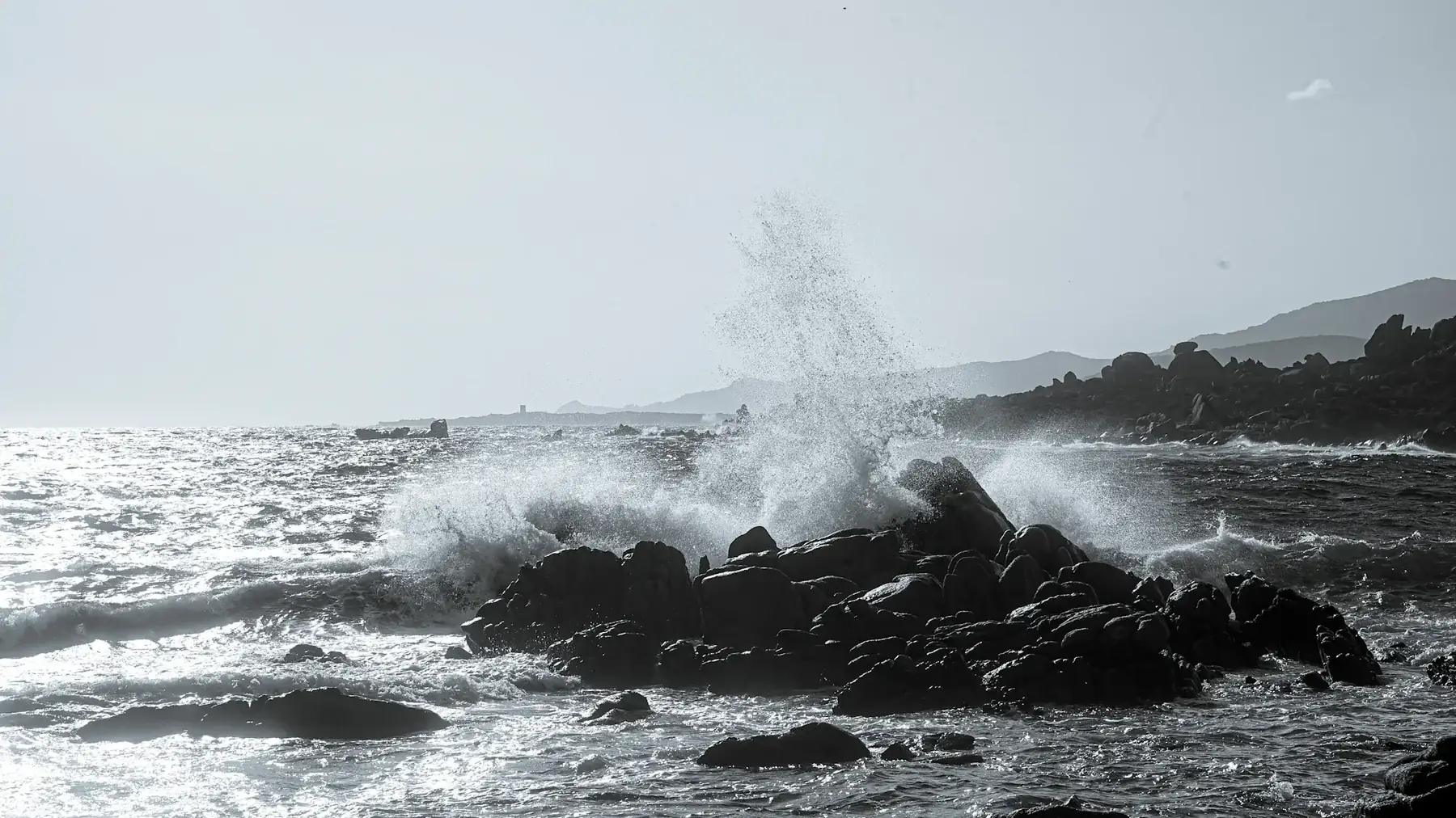 Vagues sur les rochers en noir et blanc - Arrière-plan portfolio Akame Images