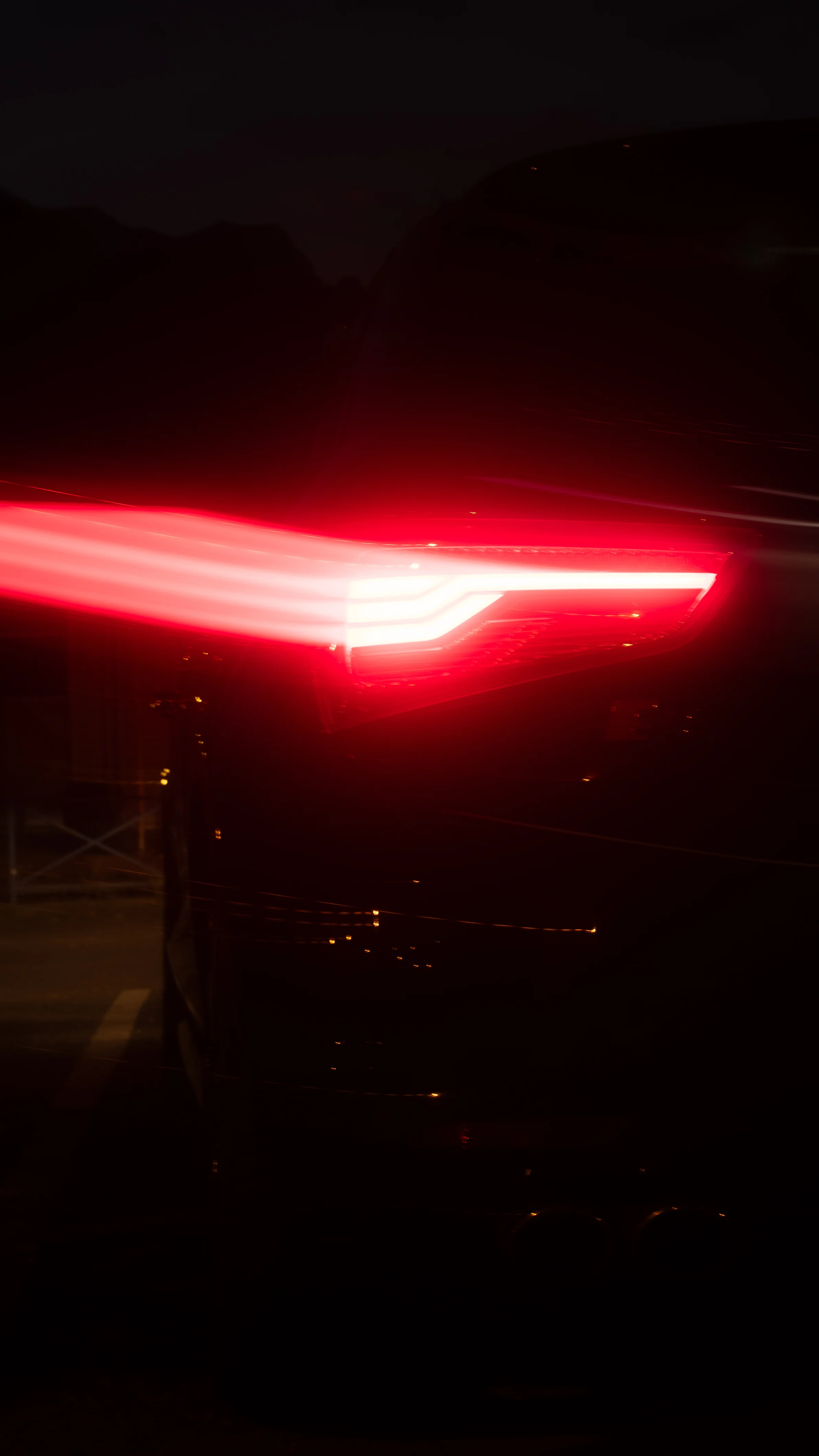 Audi et traînées lumineuses en pose longue nocturne
