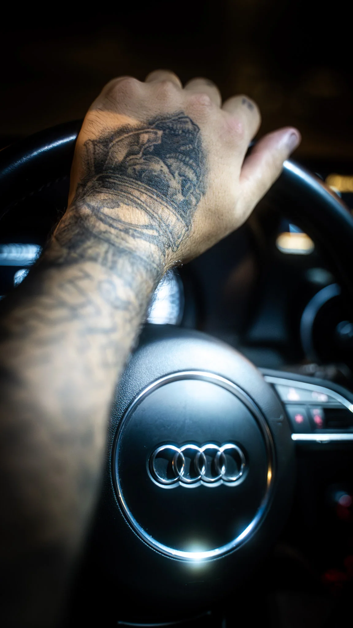 Intérieur d'une Audi, gros plan sur le volant sport