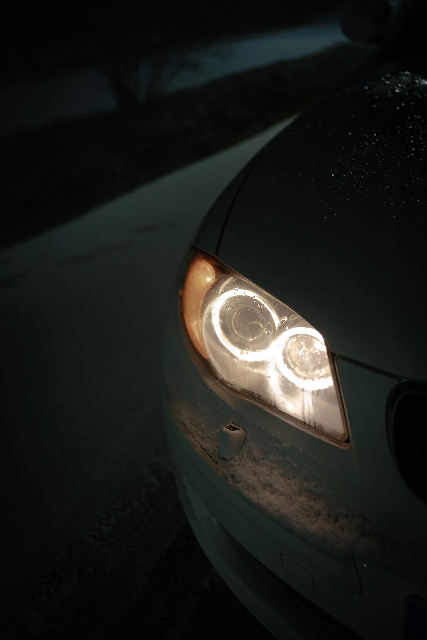 Gros plan sur l'optique LED avant d'une BMW