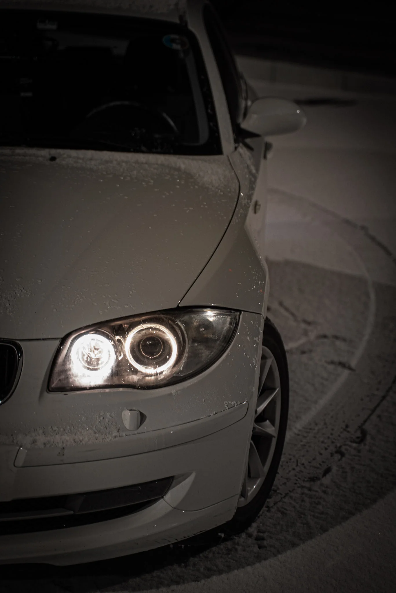 BMW Série 1 sous la neige, de nuit