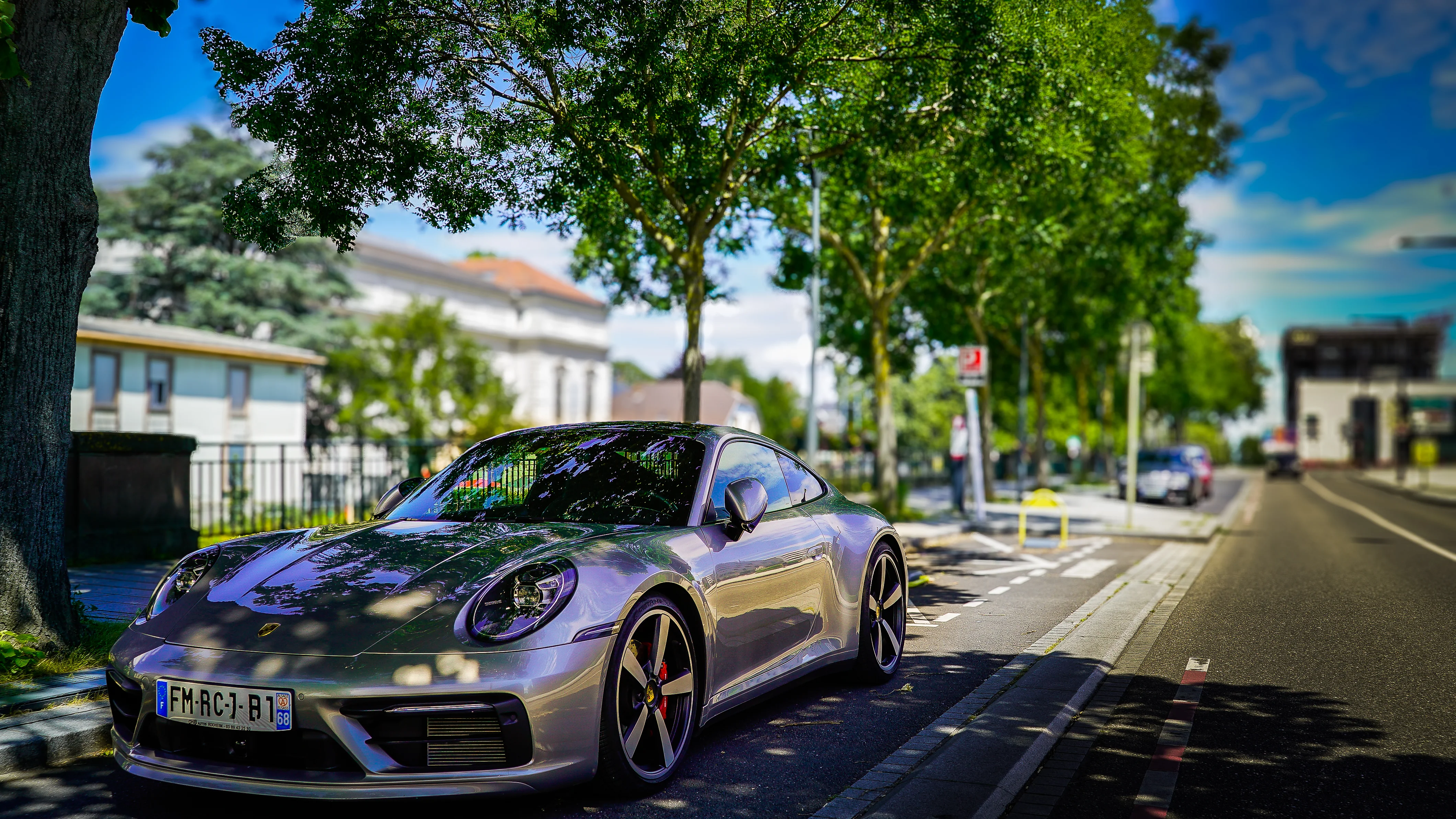 Porsche 911 Carrera photographiée de nuit