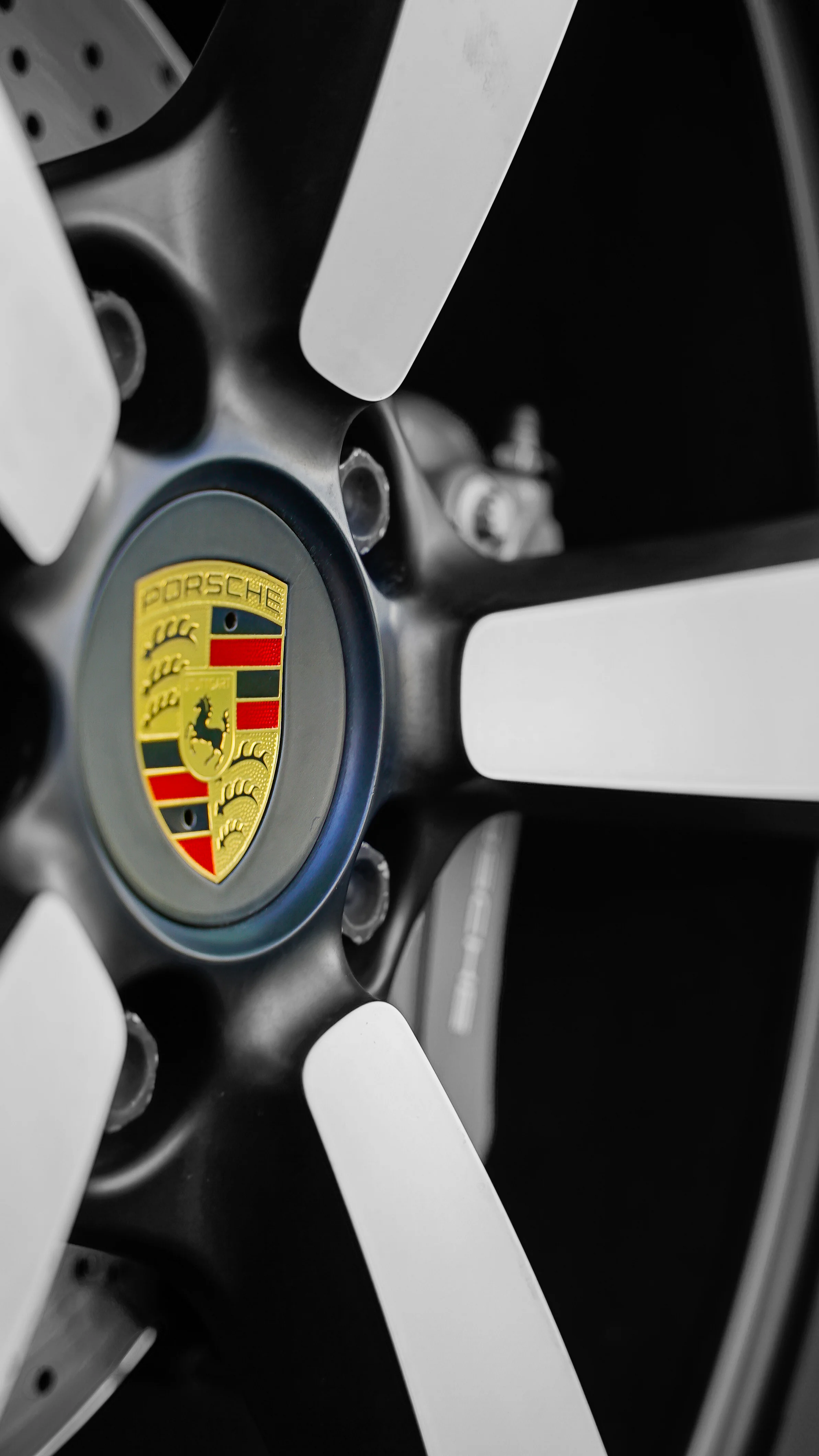 Détail jante et écusson Porsche - Shooting et detailing automobile à Grenoble