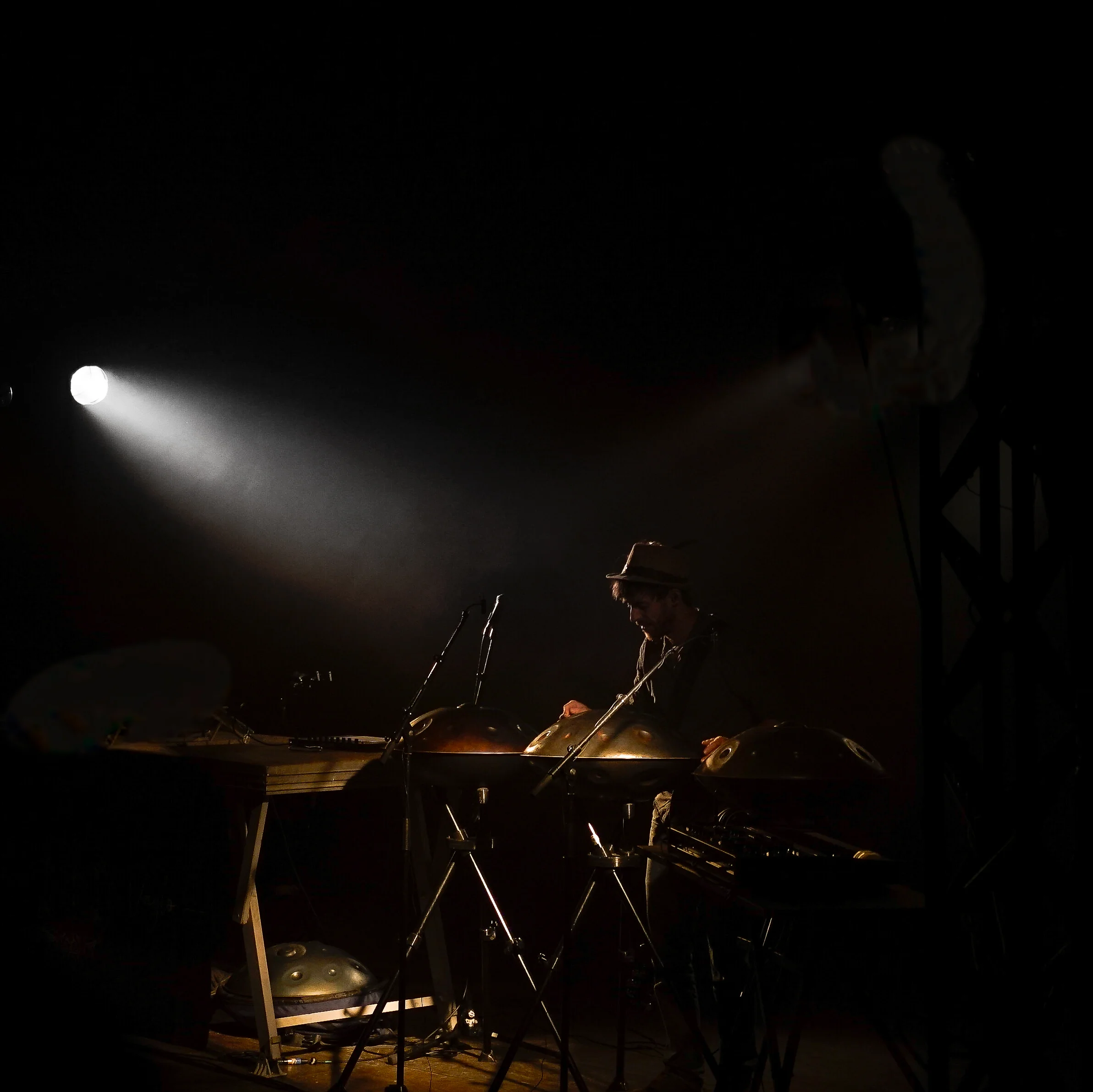 Musicien jouant du handpan en solo sur scène