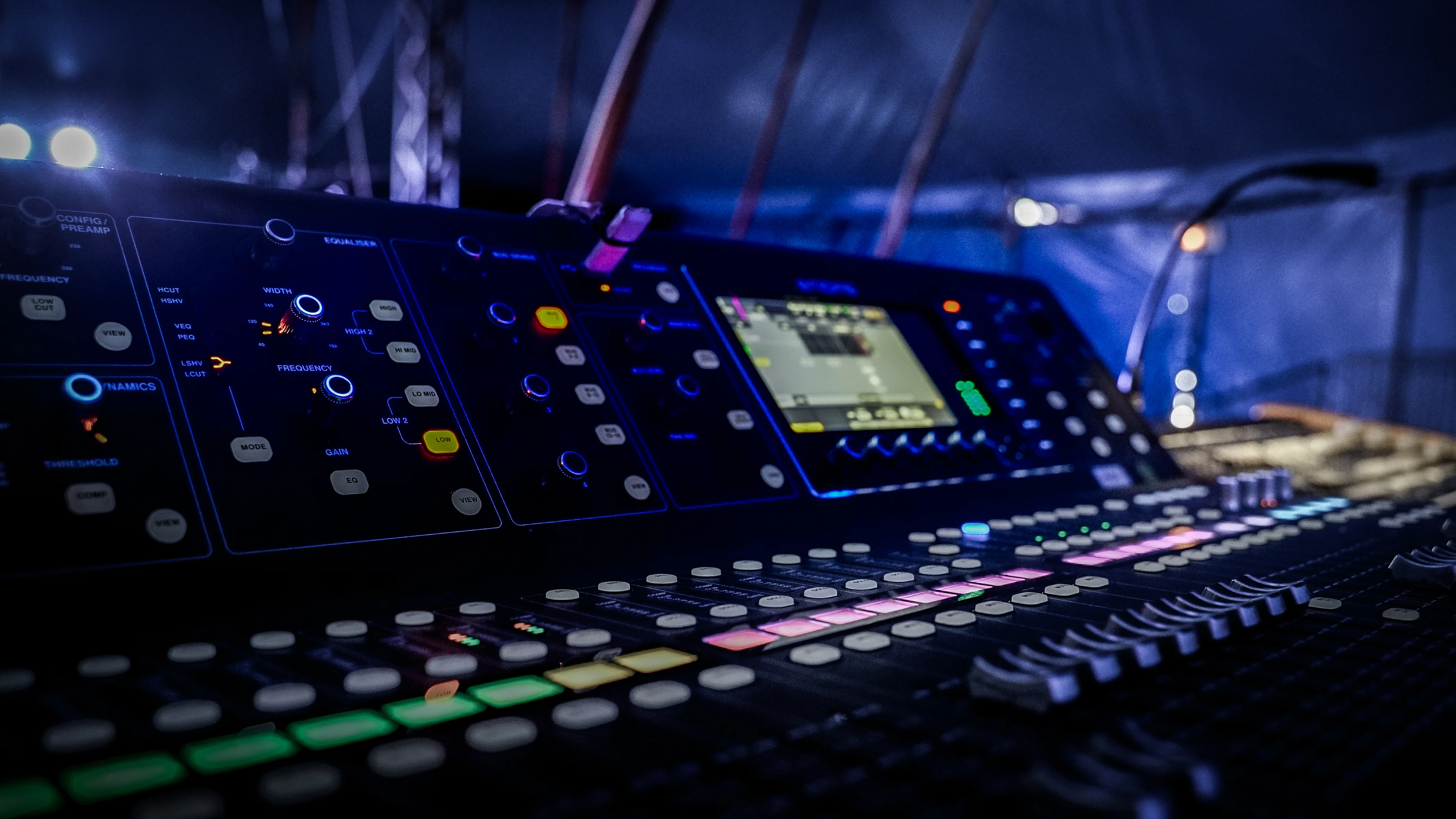 Console de mixage en régie pendant un concert