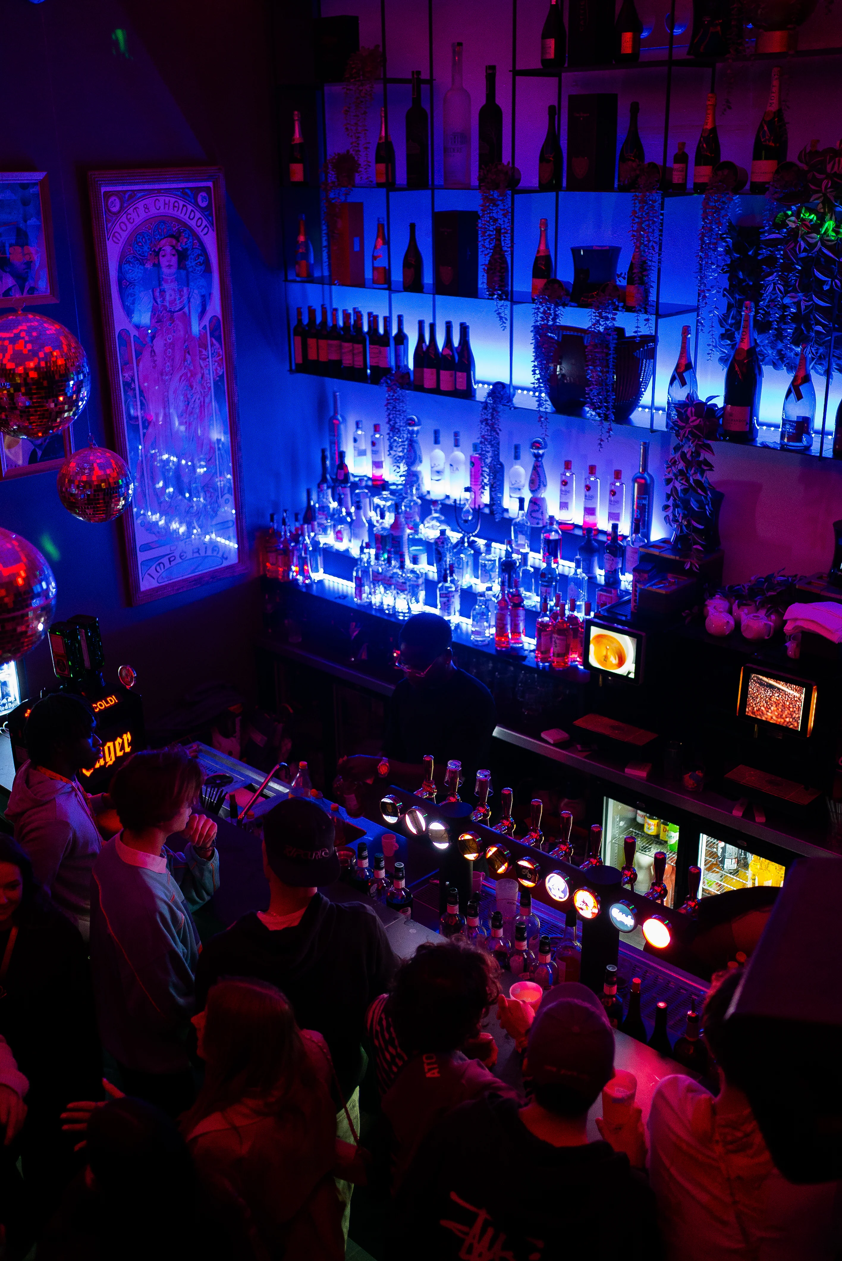 Ambiance bar lounge et cocktails illuminés