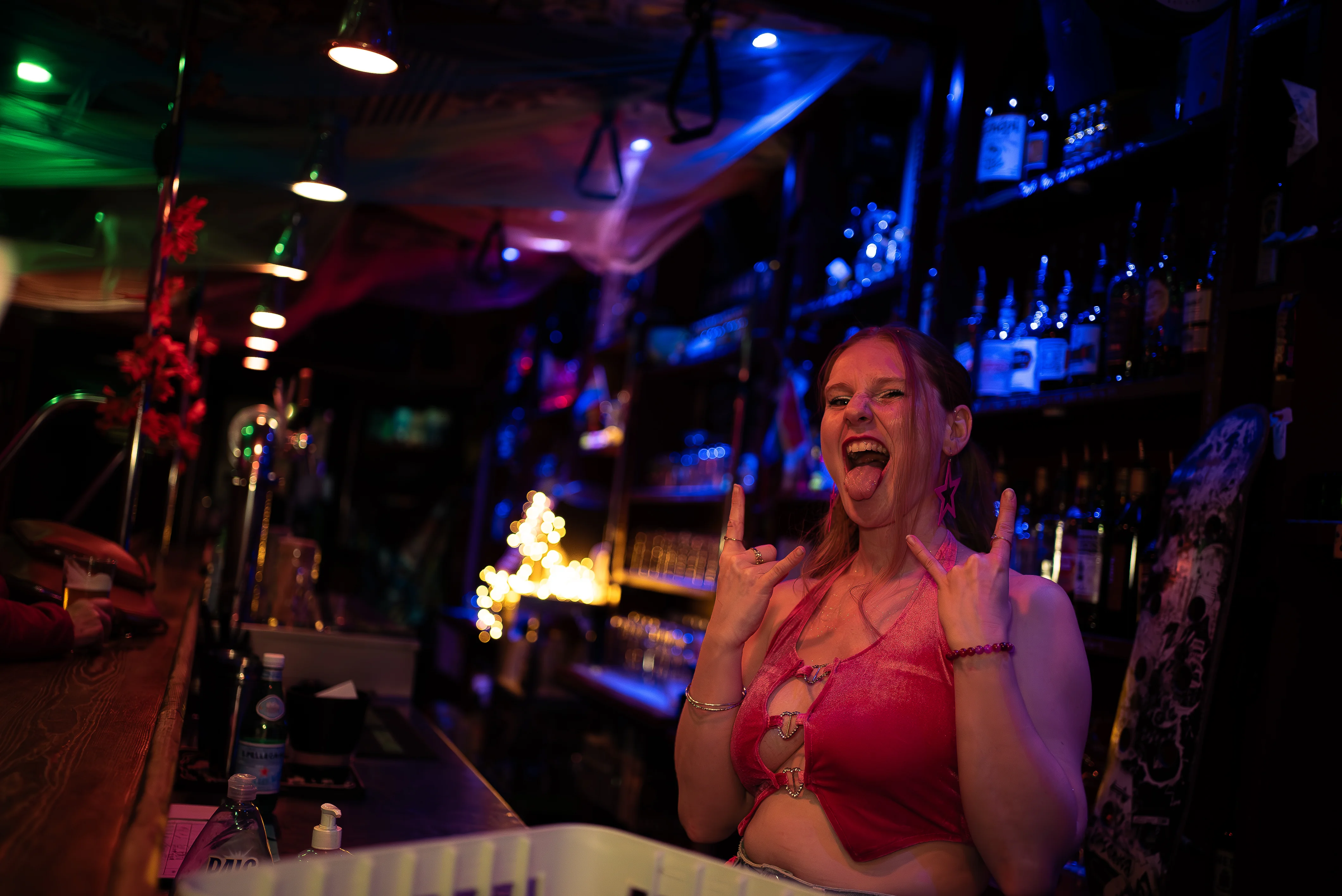 Portrait dynamique d'une barmaid en service derrière le comptoir