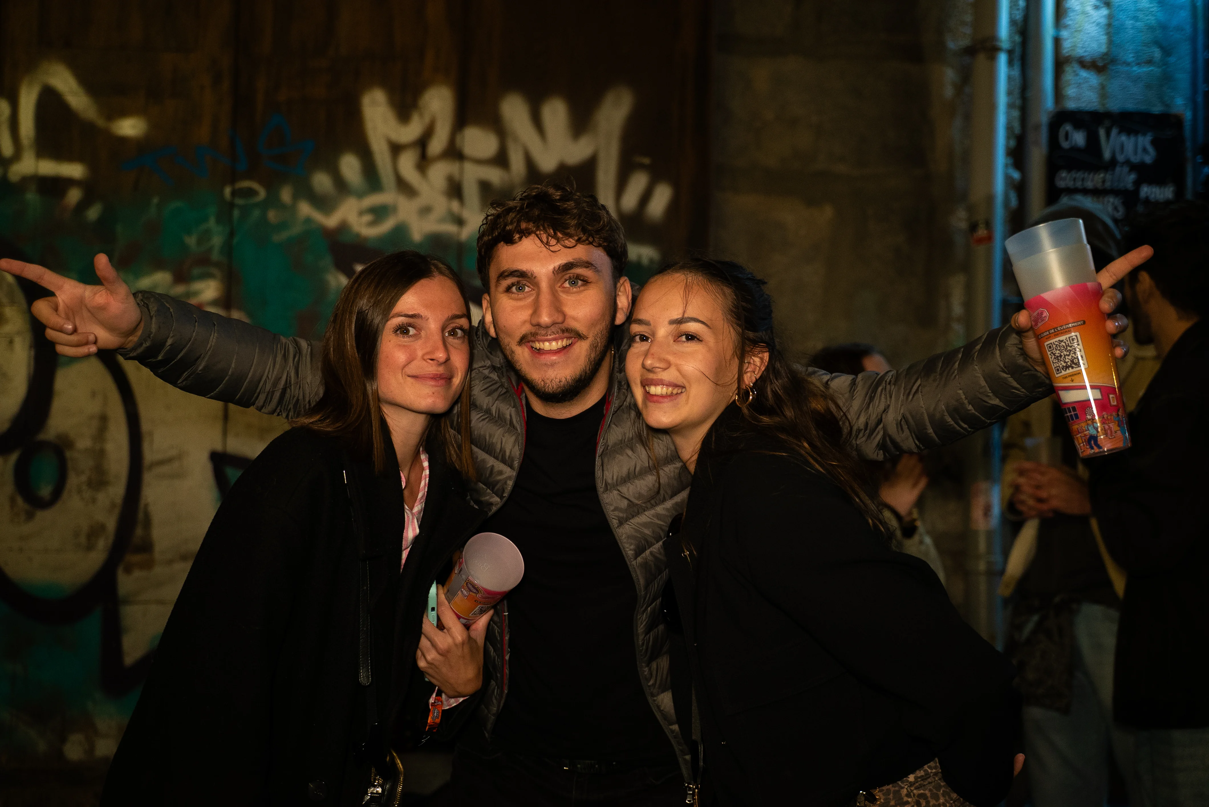 Groupe d'amis tout sourire lors d'un festival en plein air