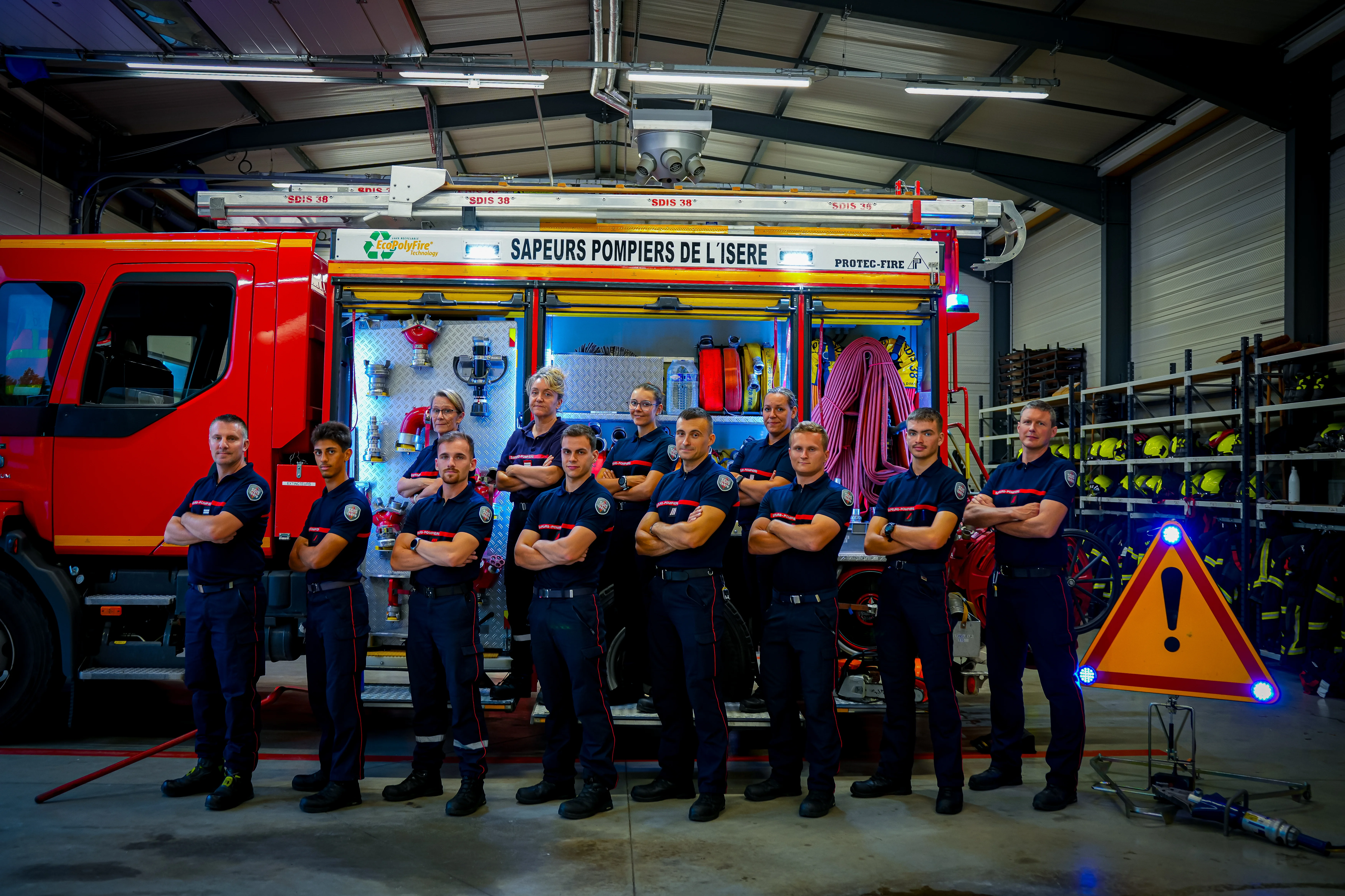 Portrait de groupe des Sapeurs-Pompiers de l'Isère devant le camion