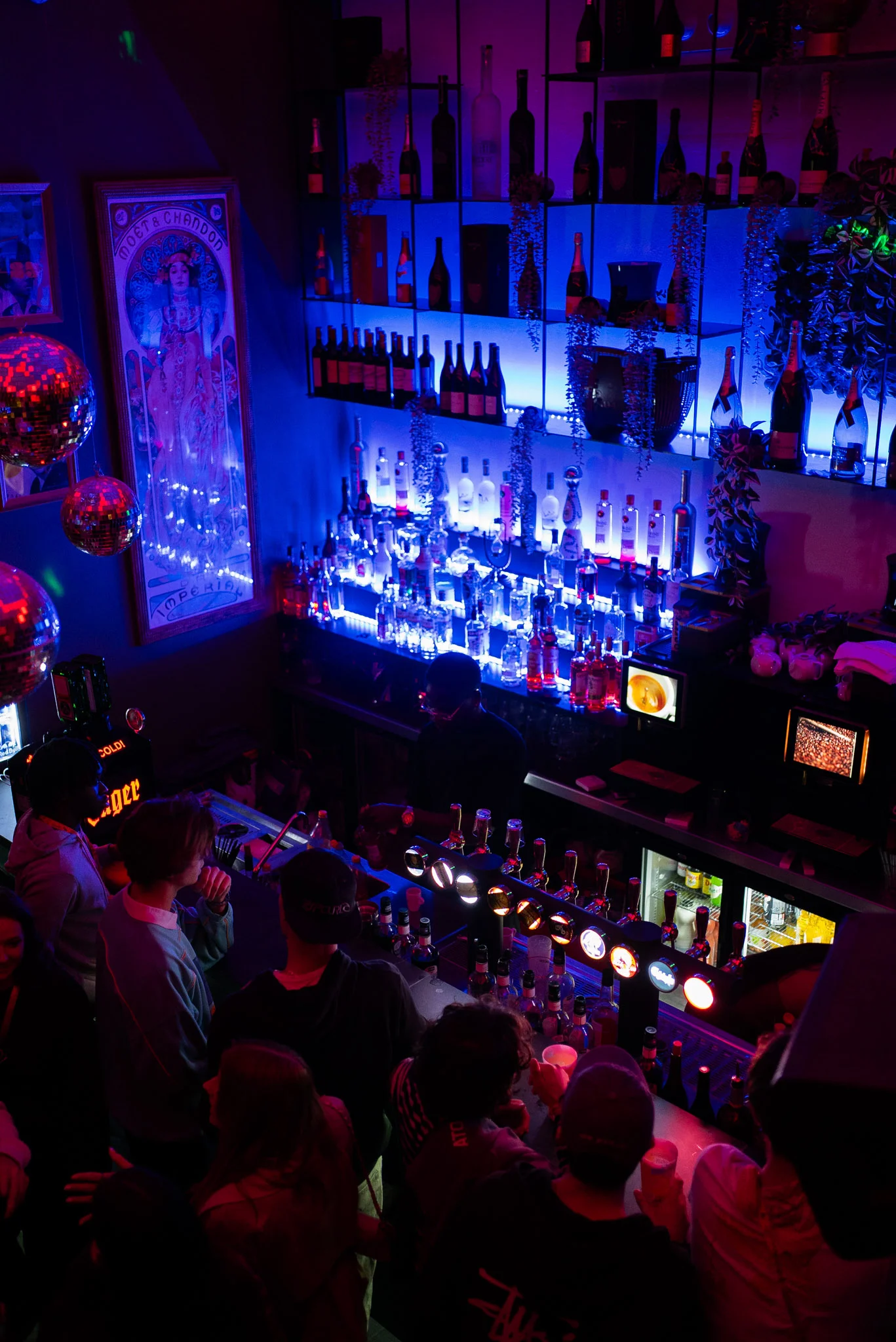 Bar à cocktails éclairé de néons pendant une soirée