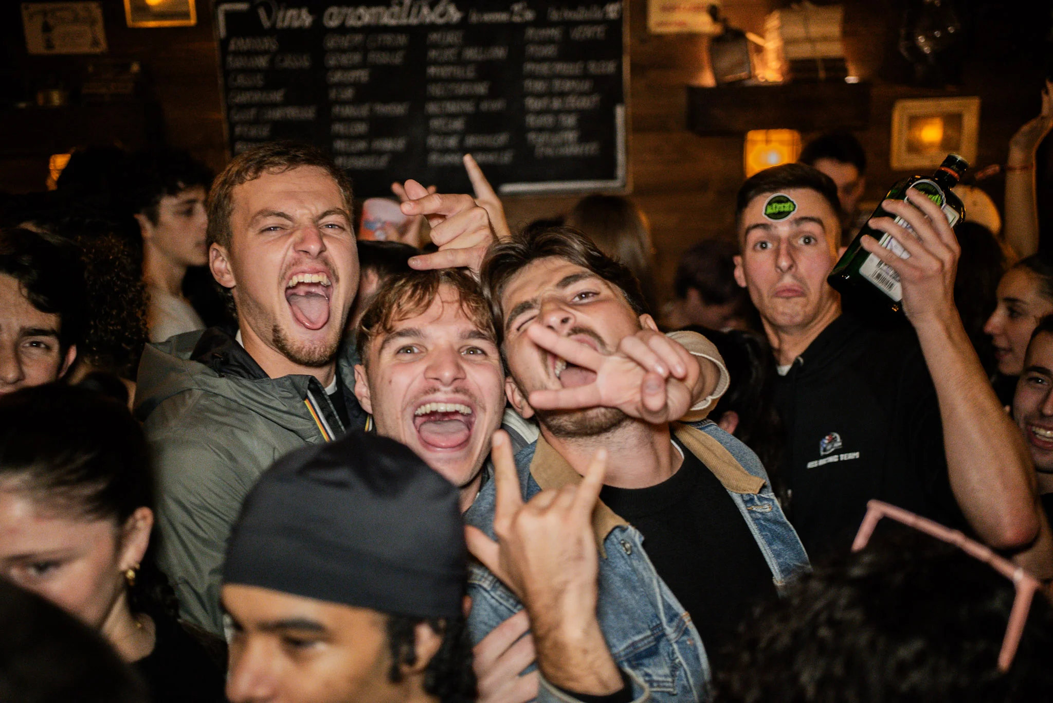 Groupe d'amis lors d'une soirée du Barathon