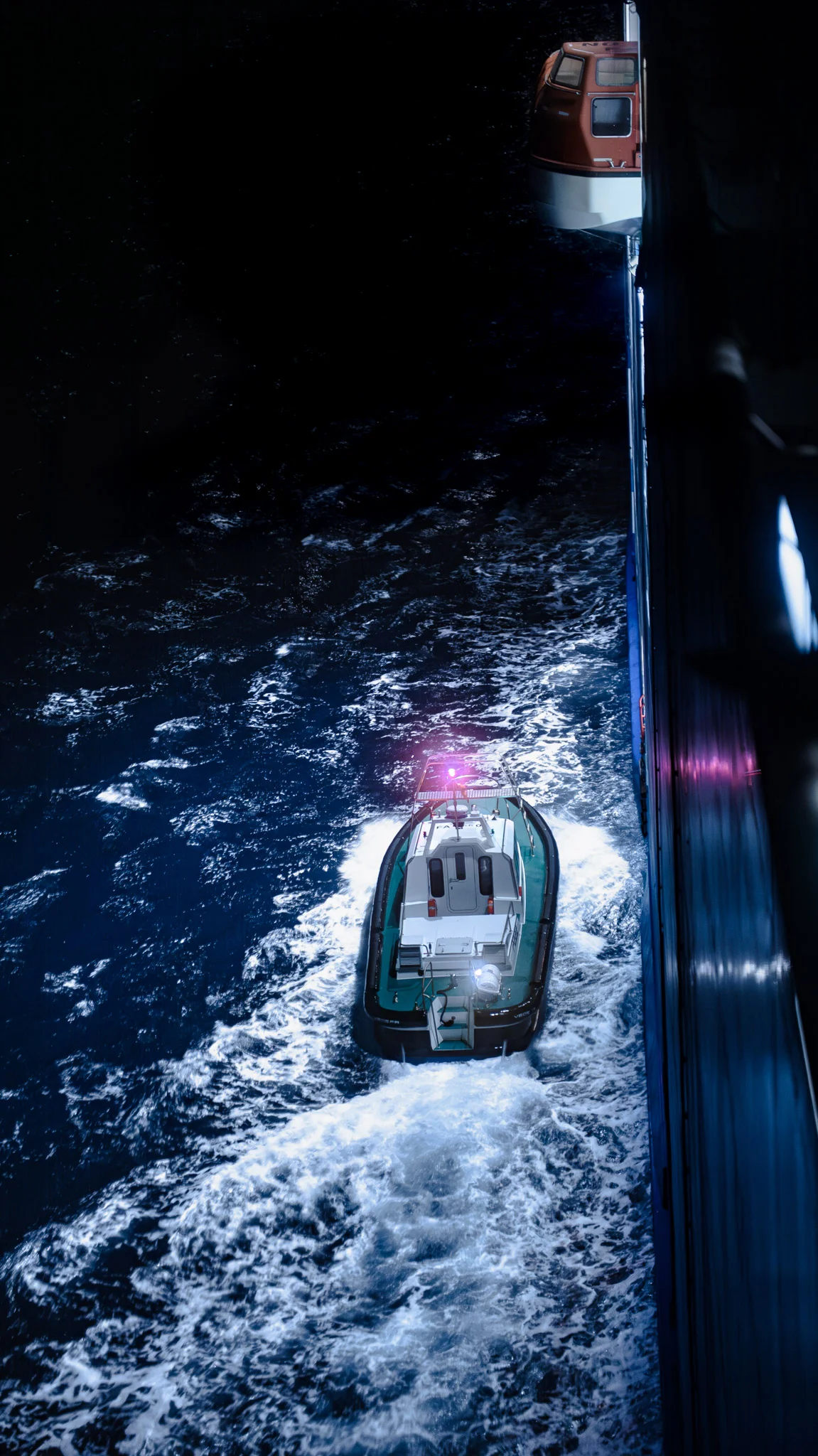 Navire éclairé en mer lors d'une prise de vue nocturne