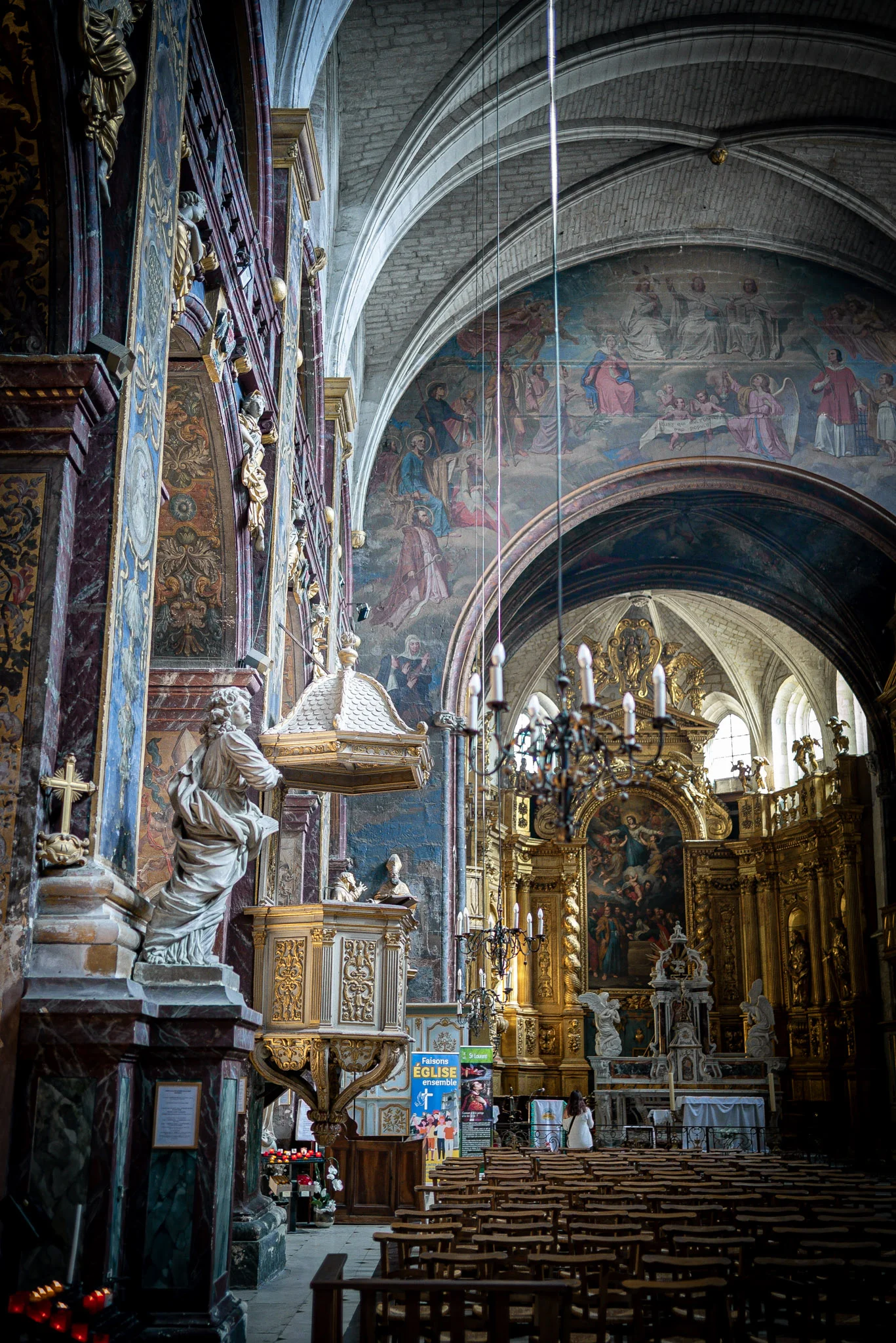 Nef et chaire sculptée d'une église baroque
