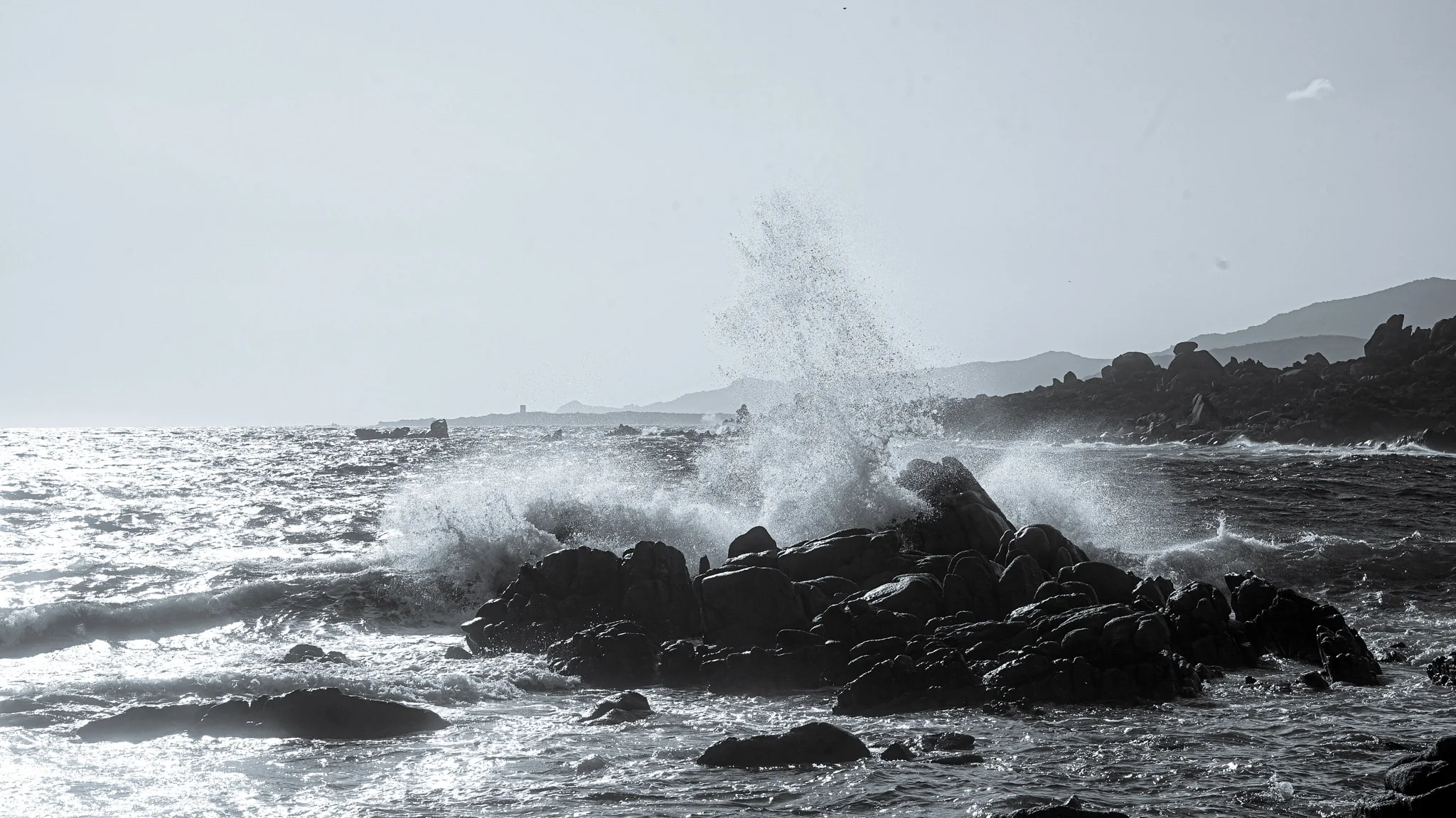 Vagues de tempête se brisant sur des rochers, photo en noir et blanc