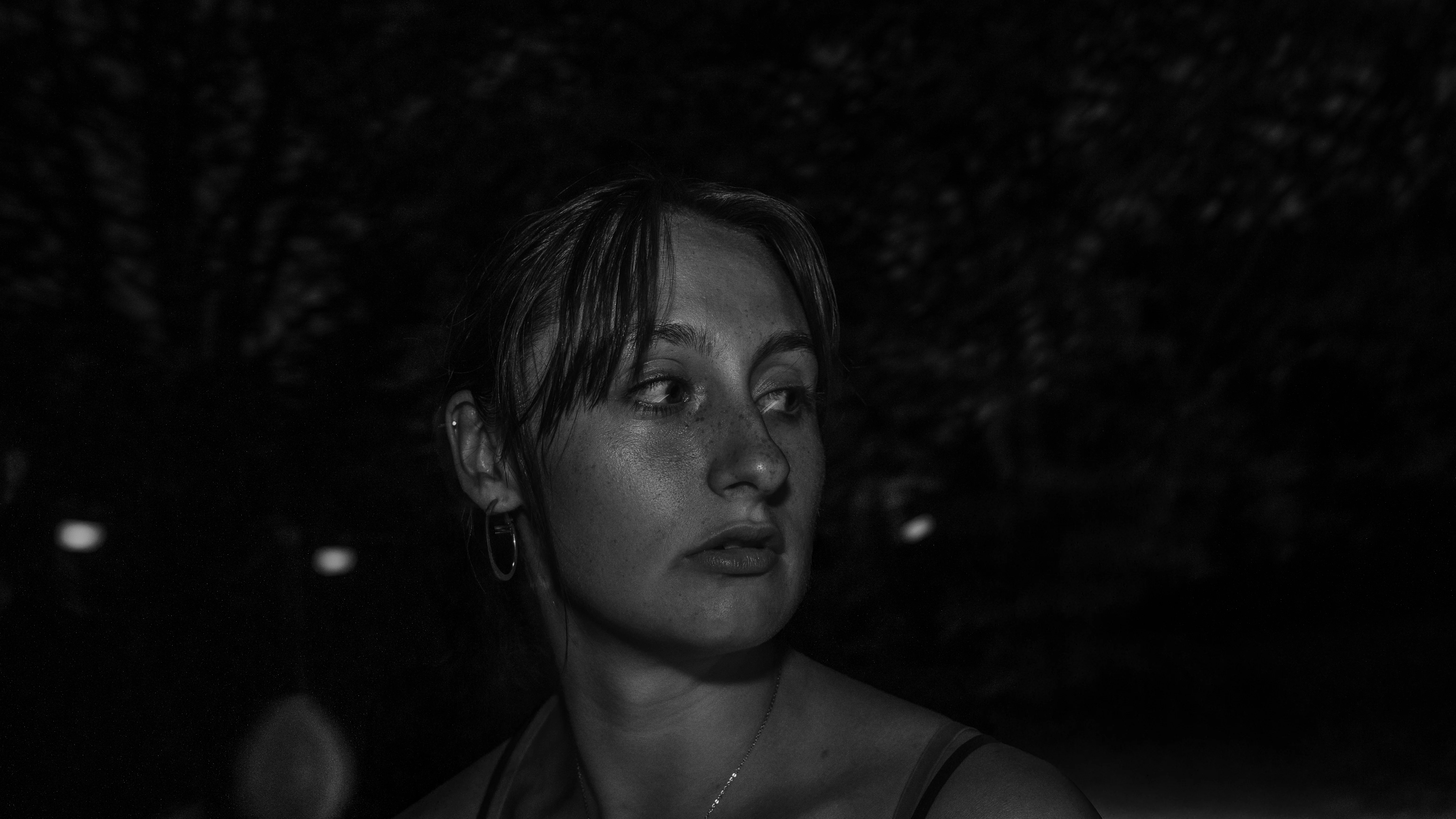 Portrait féminin nocturne au regard expressif en noir et blanc