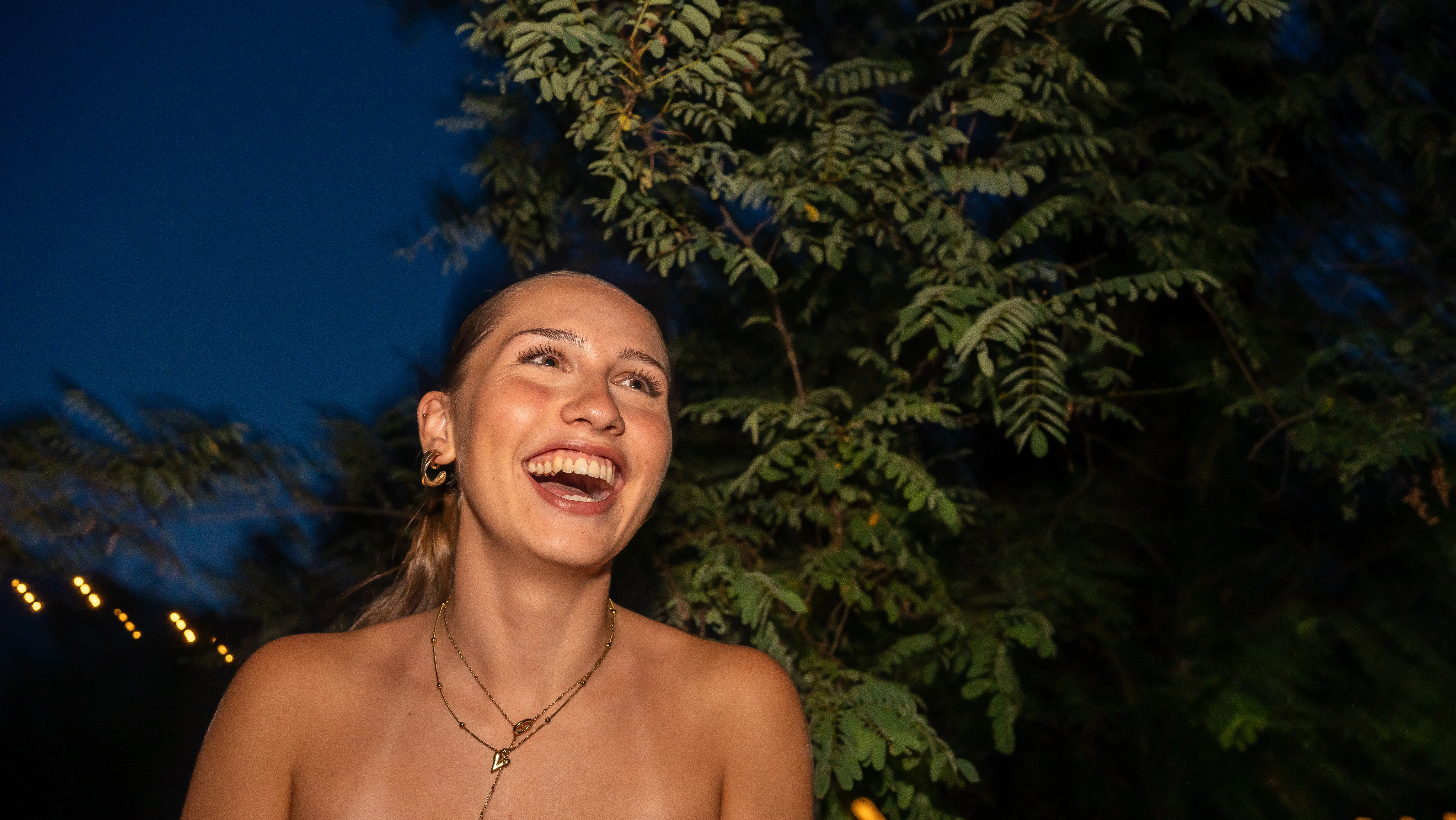 Portrait lumineux d'une jeune femme au crépuscule en lumière naturelle
