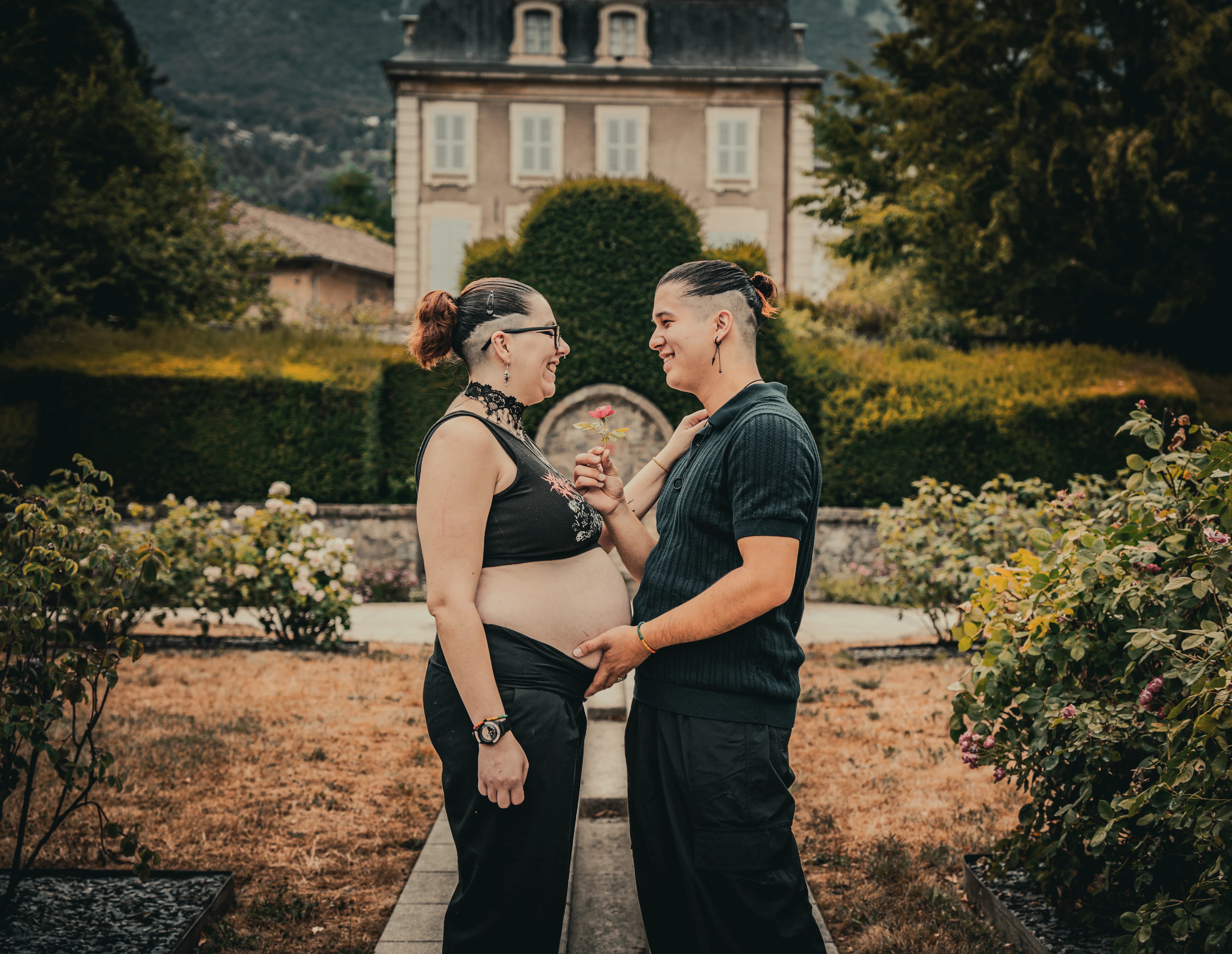 Couple attendant un enfant dans les jardins d'un manoir